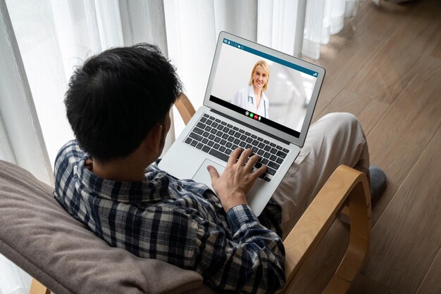 현대 원격 의료 소프트웨어 응용 프로그램을 통해 온라인으로 의사 화상 통화