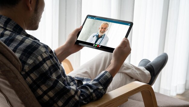 Видеозвонок врача онлайн с помощью модного программного приложения для телемедицины