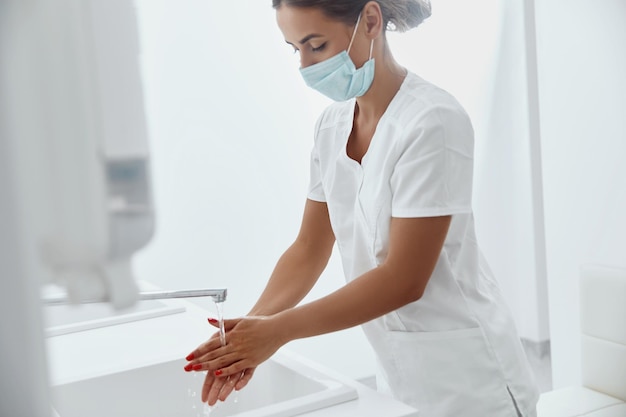 医師は手を洗い、手術前に手を消毒しますコロナウイルスとの戦いの概念