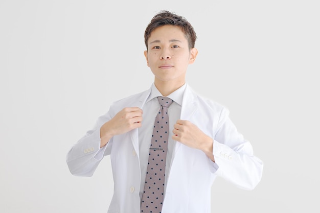 의사는 코트를 입습니다.