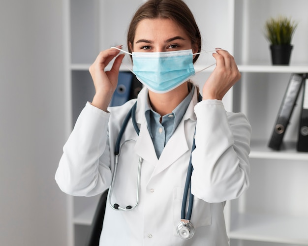 Photo doctor wearing face mask at the clinic