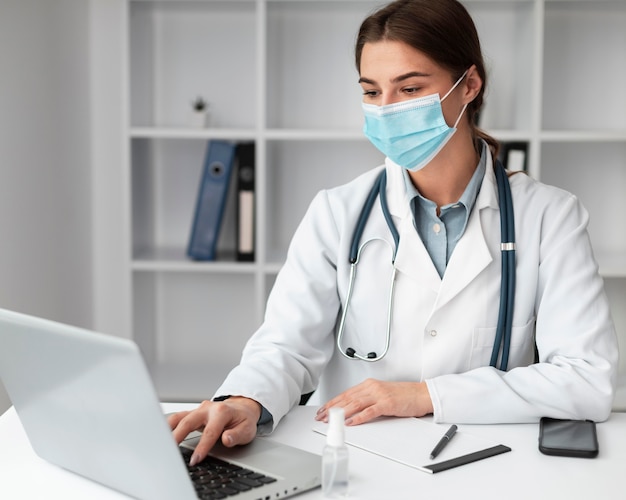 Photo doctor wearing face mask at the clinic