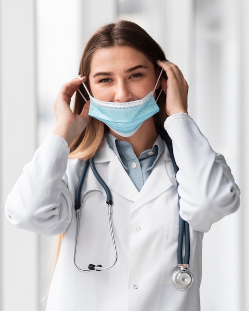 Foto medico che indossa la maschera per il viso in ospedale