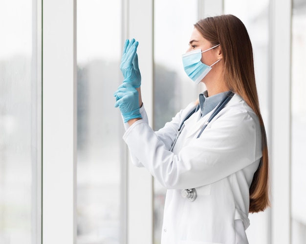 Photo doctor wearing face mask at the hospital