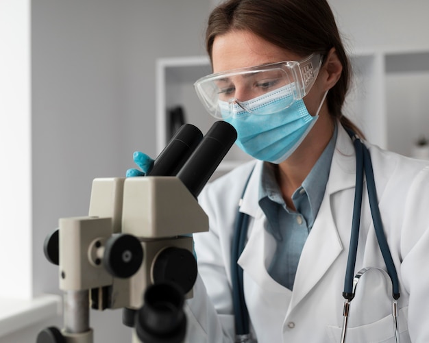 Photo doctor wearing face mask at the hospital