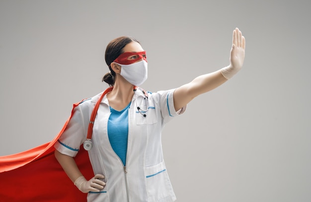 Foto un dottore con una maschera e un mantello da supereroe.