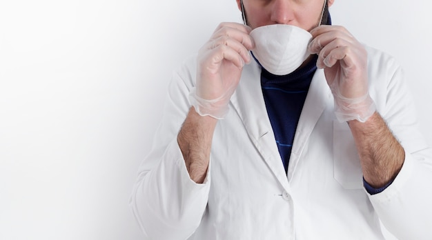 Photo doctor wearing a mask for coronavirus prevention