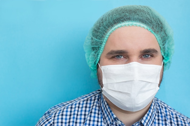 Photo doctor wearing medical mask and gloves isolated on blue