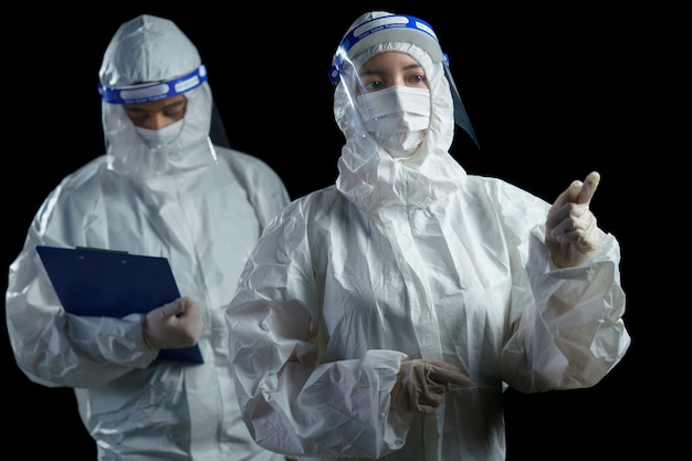 Photo doctor wearing ppe and face shield taking report