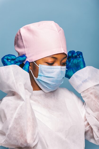 Foto medico che indossa tuta protettiva e maschera facciale per combattere il covid19