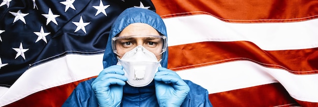 사진 미국 국기 배너 배너 크기에 대한 covid19 코로나 바이러스 sars 감염 보호 장비 ppe와 싸우기 위한 보호복을 입은 의사