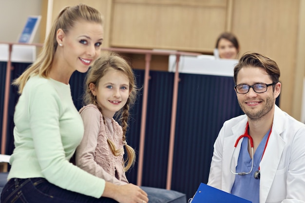 Dottore che accoglie madre e figlia in clinica