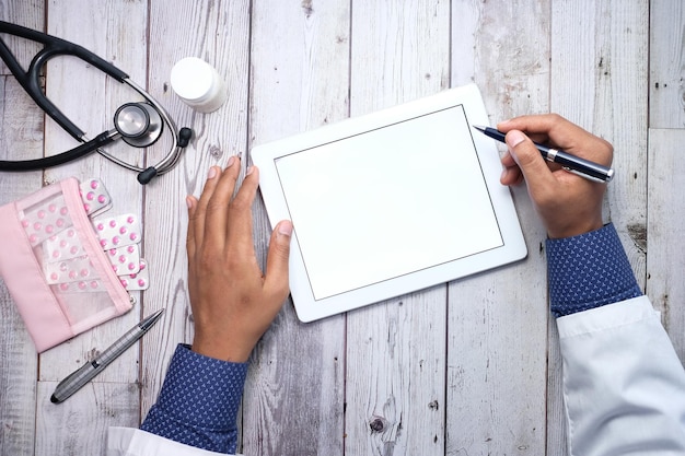 Photo doctor in white coat is using a digital tablet