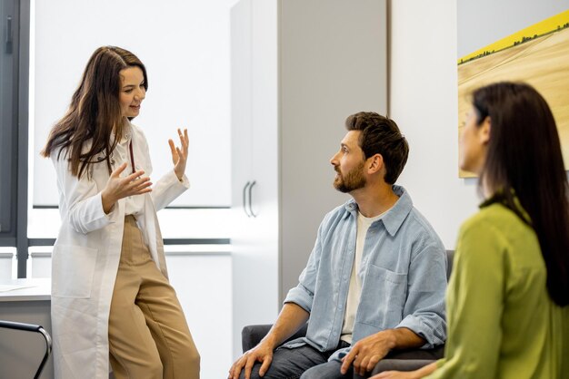 Photo doctor with adult couple in the office