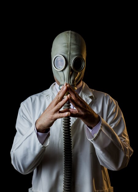 Photo doctor with gas mask drawing a plan