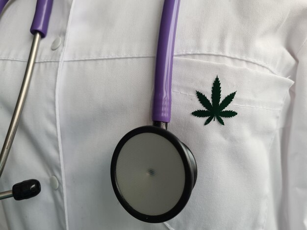 ポケットにマリファナのシンボル医療コンセプトを持つ医師