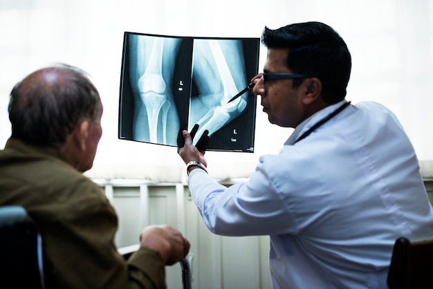 Врач с рентгеновским снимком пациента