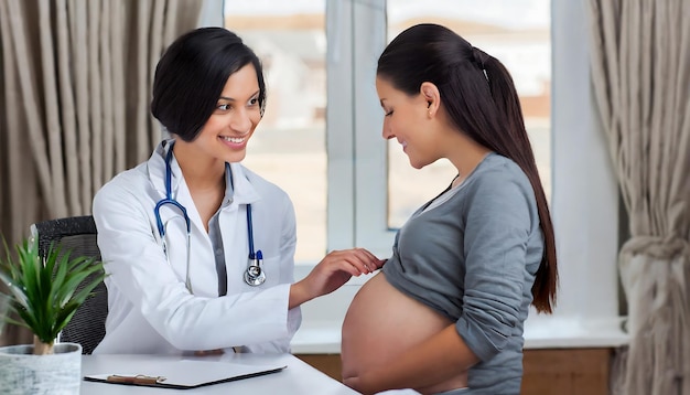 Доктор с беременной женщиной