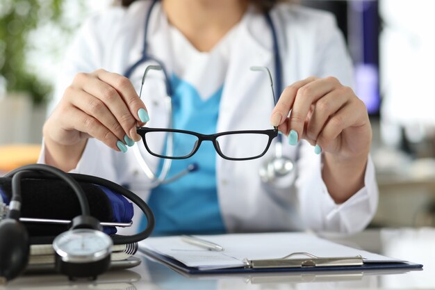 Doctor with stethoscope and apparatus for changing pressure with glasses