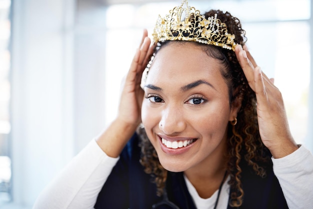 Фото Корона женщины-врача и портрет успеха для достижения карьерных целей и празднования улыбки в клинике