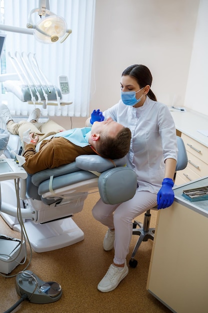 의사 여자 치과 의사는 환자의 치아, 적절한 치과 치료를 치료합니다. 치과 치료 및 위생 개념입니다. 선택적 초점입니다.