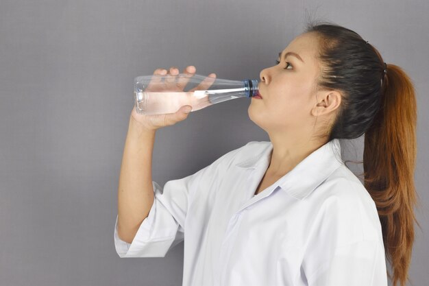 医者女性は水を飲む。