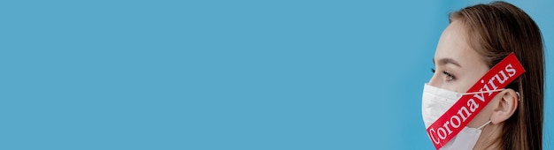 Фото Женщина-врач с хирургической маской указывает на красную бумагу с сообщением о коронавирусе на синем фоне всемирная организация здравоохранения (воз) представила новое официальное название для коронавируса под названием covid-19