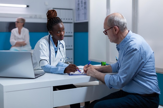 Photo doctor working at clinic