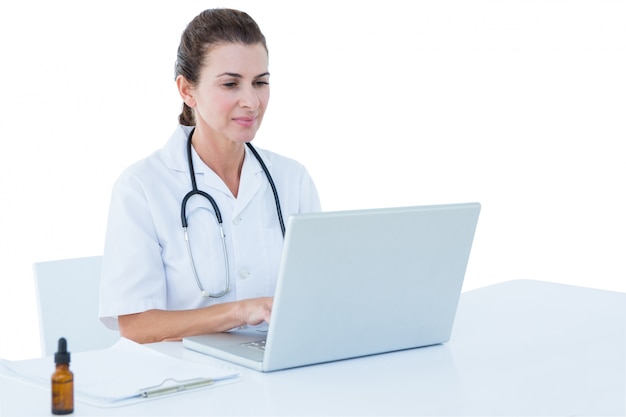 그녀의 노트북에서 일하는 의사