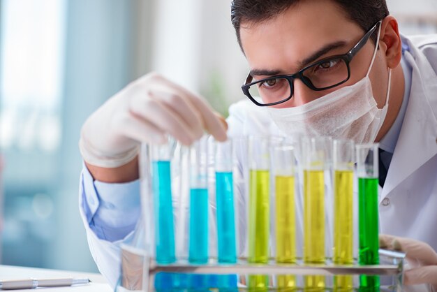 Photo doctor working in the lab