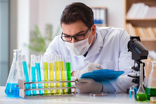 Photo doctor working in the lab