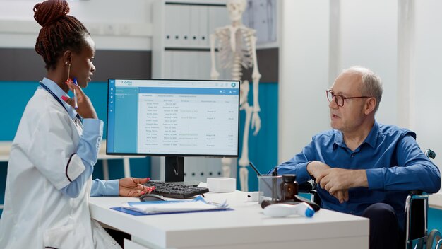 Photo doctor working in laboratory