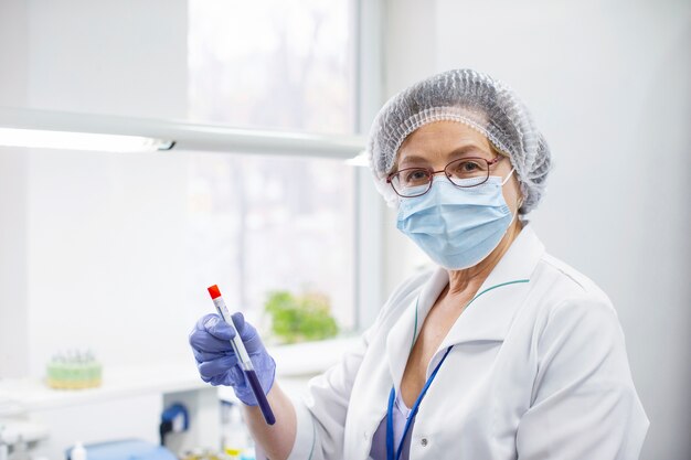 Photo doctor working on medical research