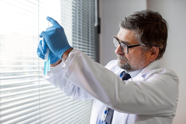 Photo doctor working on medical research