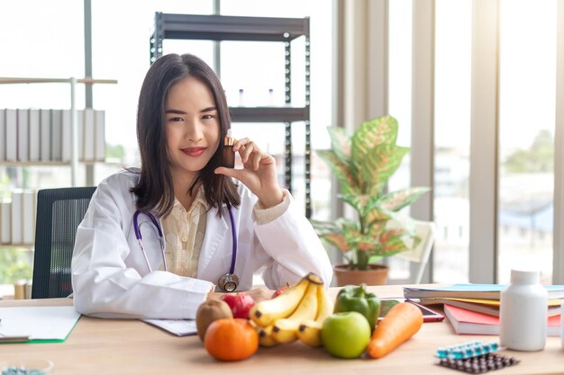 写真 医師がテーブルに座って働いている