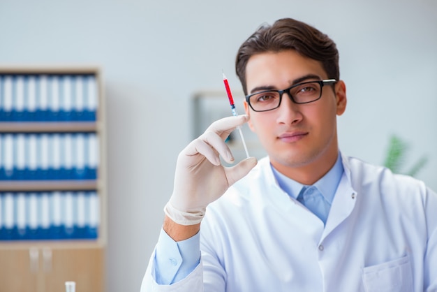 Medico che lavora con campioni di sangue