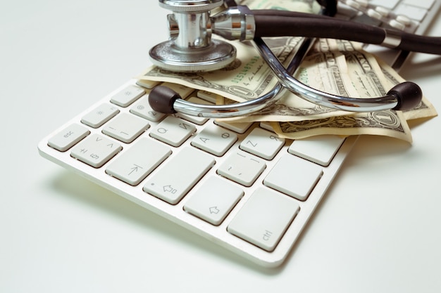 Foto medico sul posto di lavoro con uno stetoscopio