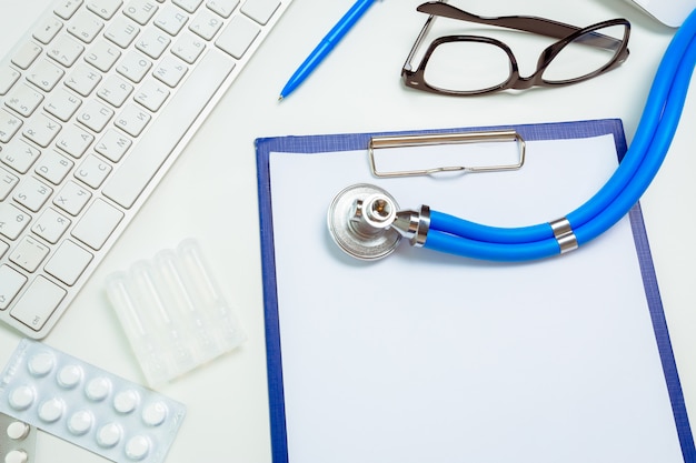 Foto posto di lavoro medico con uno stetoscopio