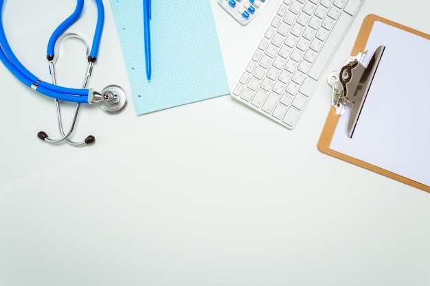 Foto posto di lavoro medico con uno stetoscopio