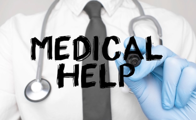 医師は MEDICAL HELP という言葉を書く