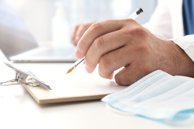 Photo doctor writing a medical receipt. medical doctor consultation concept