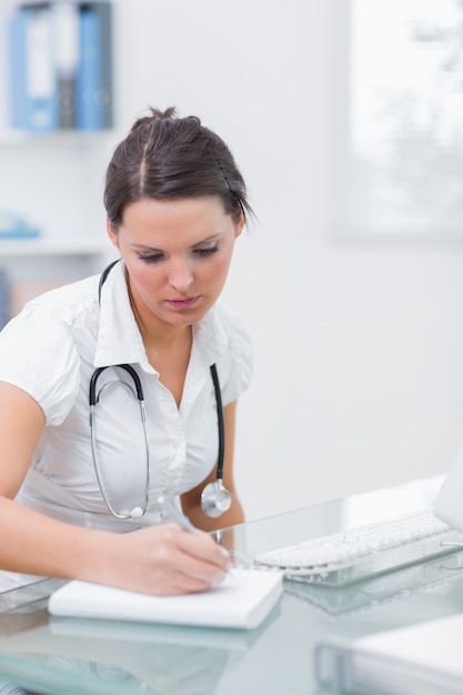 Medico che scrive una prescrizione alla clinica