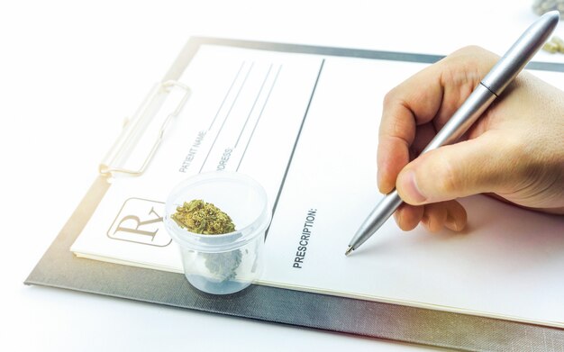 Medico che scrive prescrizione per la marijuana medica