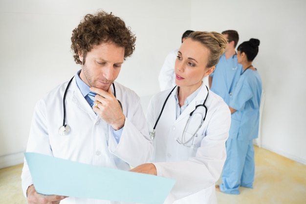 Foto medici che analizzano archivio in ospedale