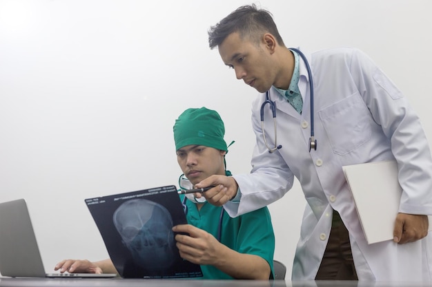 Foto medici che analizzano le immagini a raggi x in ospedale