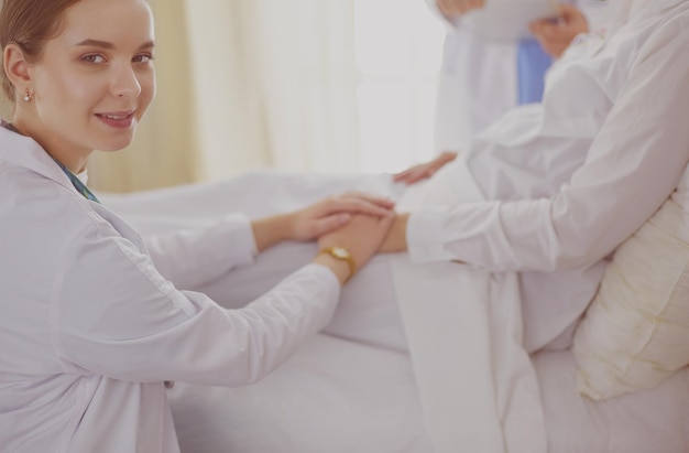 Фото Врачи и медсестры складывают руки, изолированные на белом фоне