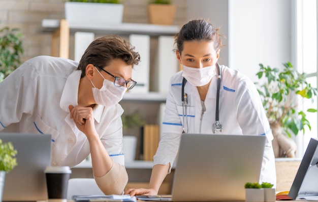 I medici stanno parlando. le persone stanno lavorando in studio medico.