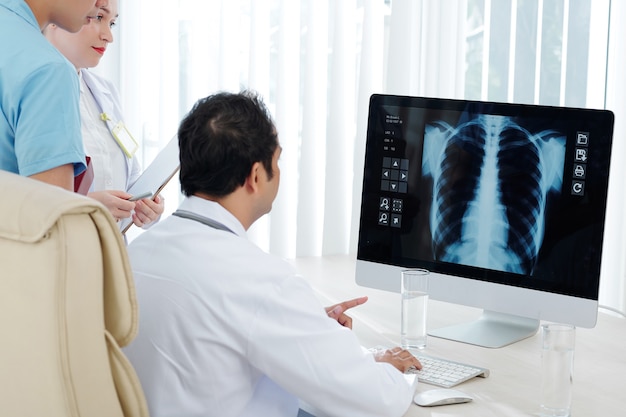 Doctors discussing lungs x-ray