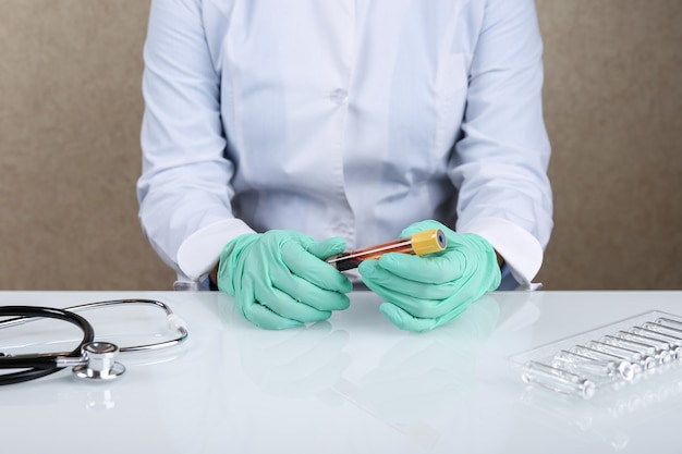 Foto le mani dei medici tengono la provetta del sangue