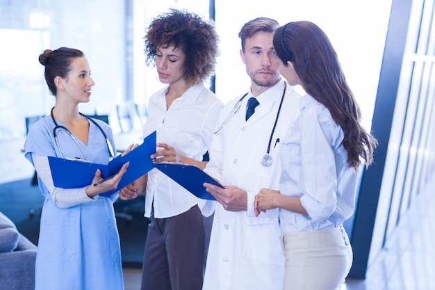 Photo doctors looking at medical report and having a discussion